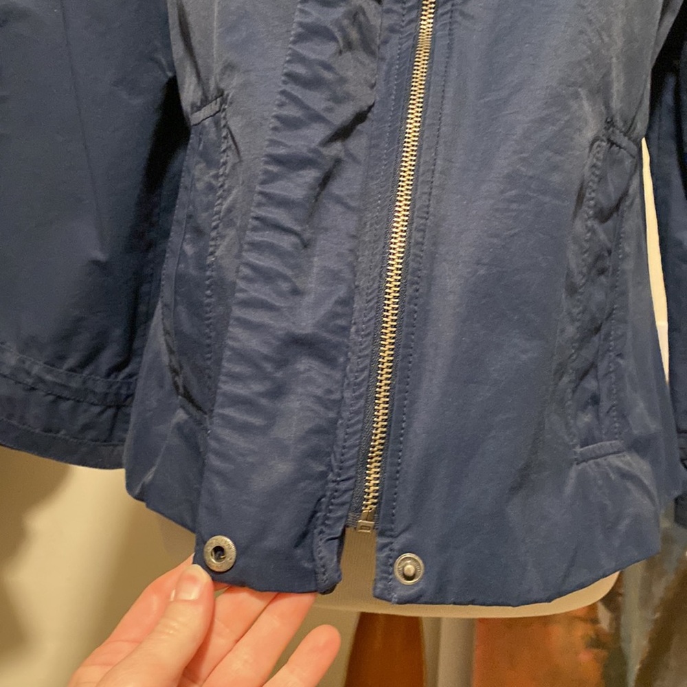 OLD NAVY cropped zip up rain jacket. Front pockets. Bell sleeves. Size US medium - Picture 7 of 12